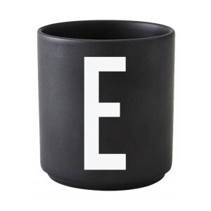 Černý porcelánový hrnek Letter E