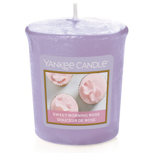 Yankee Candle - votivní svíčka Sweet Morning Rose 49g (Jako z luxusní cukrárny. Půvabný zákusek s jemnými růžovými lístky jako sladkou uměleckou tečkou.)