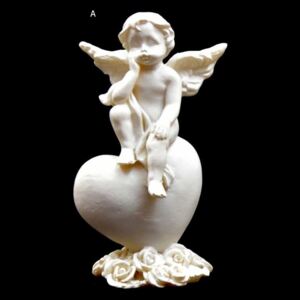 Andělíček sedící na srdci 8,5 x 5 x 4 cm zasněný pravá ruka nahoře bílý polyresin