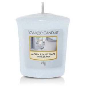 Yankee Candle - votivní svíčka A Calm & Quiet Place (Klidné a tiché místo) 49g (Meditační vůně pro znovunalezení rovnováhy s jemným jasmínem, letmým dotekem pačuli a hřejivým ambrovým pižmem.)