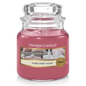 Yankee Candle - vonná svíčka Home Sweet Home (Ó sladký domove) 104g (Aróma skořice, domácího pečení a doušku čerstvě vylouhovaného čaje, která vás zahřeje u srdce a prodchne váš domov atmosférou vzájemné lásky a porozumění.)