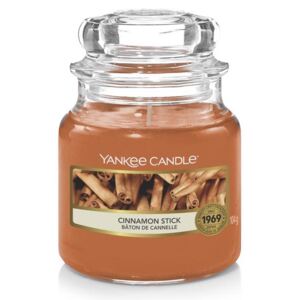 Yankee Candle - vonná svíčka Cinnamon Stick (Skořicová tyčinka) 104g (Vonné tajemství dovezených svazečků skořice s hřebíčkem.)