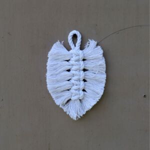 Peříčko bílé - závěsná dekorace na zeď (ze 100% bavlny)