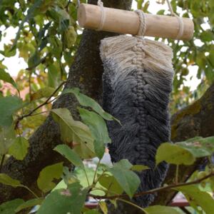 Peříčko na větvi šedo béžové - závěsná dekorace na zeď (Ze 100% bavlny a dřeva)