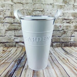 Bílá plechová váza s nápisem garden- 31 cm