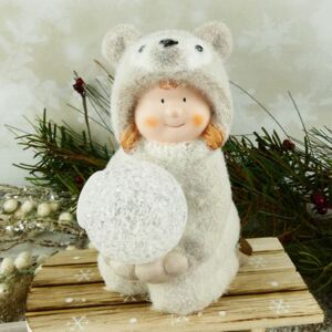 Figurka zimního dítěte- klečící holka v medvědím oblečku s LED koulí, 16 cm