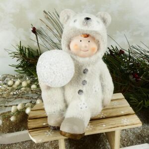 Figurka zimního dítěte- sedící kluk v medvědím oblečku s LED koulí, 16 cm