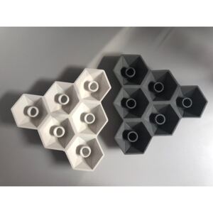 Svícen Hexagon - šedý Akční cena