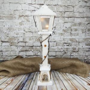 Zimní dekorace- bílá dřevěná pouliční lampa s LED osvětlením, 60 cm