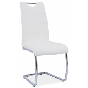Jídelní židle potažená bílou ekokůží se zdobným prošitím na opěradle a chromovou moderně tvarovanou podstavou TK182