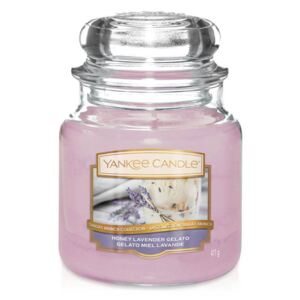 Yankee Candle - vonná svíčka Honey Lavender Gelato 411g (Osvěžující levandulová zmrzlina, pokrytá studenými ostružinami a pokapaná teplým medem.)