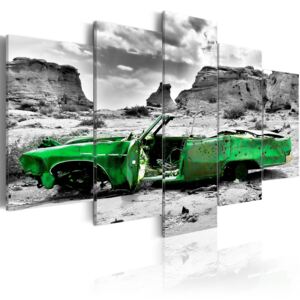 Obraz na plátně - Green retro car at Colorado Desert 100x50 cm