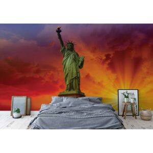 Fototapeta - New York Statue Of Liberty Sunset Vliesová tapeta - 368x254 cm
