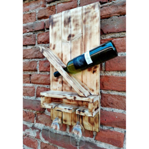 Dřevěný nástěnný selský stojan na víno