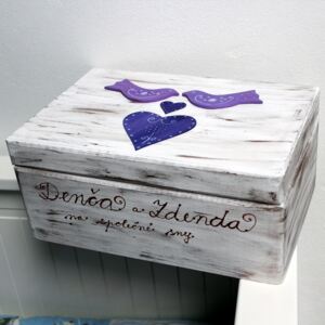 ZAMILOVANÁ dřevěná krabička HOLUBIČKY - fialová