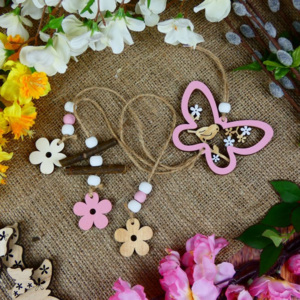 Dřevěná závěsná dekorace- růžový motýlek, 45 cm