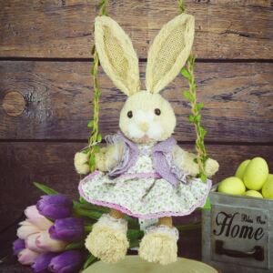 Jarní dekorace- textilní zajíček na houpačce, 30 cm