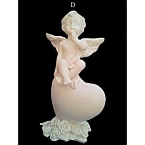 Andělíček sedící na srdci levá ruka u rtů 8,5 x 5 x 4 cm bílý polyresin