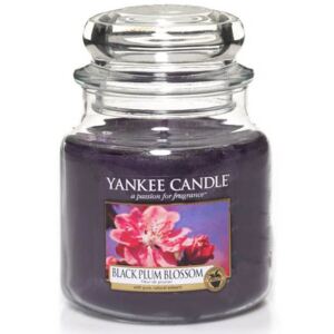 Yankee Candle - vonná svíčka Black Plum Blossom 411g (Značka Yankee Candle se inspirovala magickou vůní růžových kvítků švestky a výsledkem je nádherně sytý nektar půvabných kvítků černé švestky s dotekem bílého pižma a vanilky.)