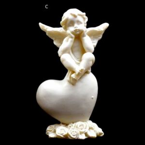Andělíček sedící na srdci ruce v tvářích 8,5 x 5 x 4 cm bílý polyresin