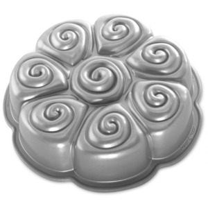 Nordic Ware Forma na bábovku skořicoví šneci, stříbrná