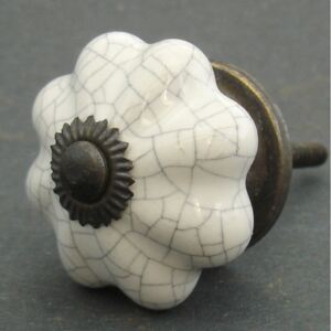 Keramická úchytka-Bílý květ crackle Barva kovu: antik světlá
