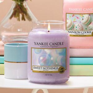 Yankee Candle - vonná svíčka Sweet Nothings 623g (Sladká nic. Vůně teplá, něžná a sladká - jako tiché zašeptání do ucha.)