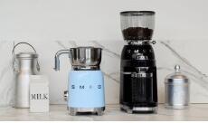 SMEG 50´s Retro Style mlýnek na kávu černý CGF01BLEU