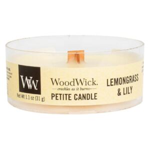 WoodWick - vonná svíčka Petite, Lemongrass & Lily (Citronová tráva a lilie) 31g (Zelené květinové tóny se spojují s jemnou vůní sladkého citrónu a grepu do osvěžující kompozice rostlin.)