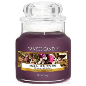 Yankee Candle - vonná svíčka Moonlit Blossoms 104g (Květiny ve svitu měsíce. Noční procházka s bohatými květinovými tóny a vůní bobulí se čarovně snoubí s tajemným aromatem hřejivé ambry.)