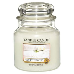 Yankee Candle - vonná svíčka Fluffy Towels 411g (Svěží vůně čistých ručníků, ještě teplých ze sušičky, se špetkou vůně citrónů, jablíček, levandule a lilií. Vůně dokonalé čistoty, lehká krémová kompozice.)