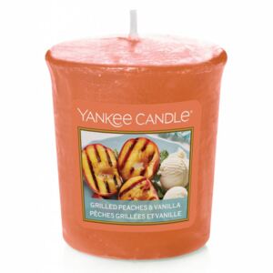 Yankee Candle - votivní svíčka Grilled Peaches & Vanilla (Grilované broskve a vanilka) 49g (Grilované broskve a vanilka. Karamelizovaný hnědý cukr se šťavnatými grilovanými broskvemi, pokropenými zlatým medem a ozdobené vanilkovým krémem.)