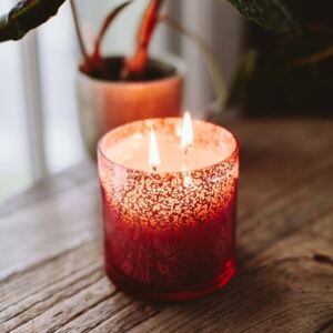 Bridgewater - vonná svíčka Sweet Grace ve zdobeném skle, 510g (Vůně vášnivého ovoce s jiskrami čaje a klasické pačuli. Nejoblíbenější vůně Sweet Grace ve zdobené růžové dóze s dřevěným víčkem.)