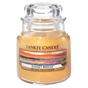 Yankee Candle - vonná svíčka Sunset Breeze (Vánek při západu slunce) 104g (Projděte se večer po pláži a vnímejte jemnou vůni tropického ovoce, která se houpe po vlnách vánku, jako slunce po mořské hladině.)