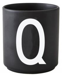 Černý porcelánový hrnek Letter Q Design Letters