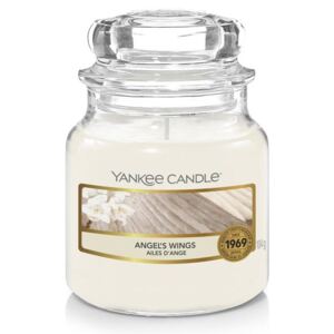 Yankee Candle - vonná svíčka Angel's Wings (Andělská křídla) 104g (V božské vůni Angel’s Wings ucítíte bílé květiny, cukrovou mřížku a hebkou vanilku. Tato vůně je krémová a něžná.)