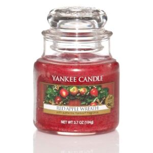 Yankee Candle - vonná svíčka Red Apple Wreath 104g (Návrat domů k vánočnímu stromečku zkrášlí tradiční věnec s jablky. Sváteční aroma sladkých jablek, skořice, vlašských ořechů a zázvoru.)