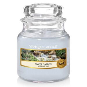 Yankee Candle - vonná svíčka Water Garden (Zahradní potůček) 104g (Velmi čistá svěží kompozice. Vůně rozkvetlých bílých květů dodávají sladký dotek jemným zvukům zurčící chladivé vody potůčku za vaší zahrádou.)