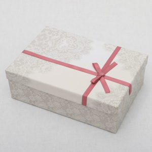 SIL Dárková krabice - bílá s růžovou mašlí - střední 30x22x10cm