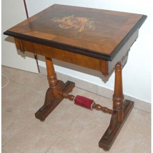 Dámský vyšívací stolek s intarzií Biedermeier