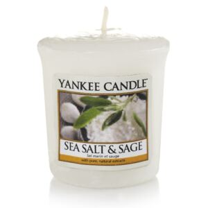 Yankee Candle - votivní svíčka Sea Salt & Sage 49g (Mořská sůl a šalvěj. Hřejivé a vlídné aroma šalvěje se mísí s čistou a svěží vůní slaného moře. Osvěžující jako procházka po útesech.)