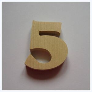 "5" dřevěné domovní číslo v.4,5 cm hnědé