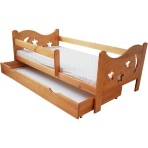 Dřevěná dětská postel s vyřezávanými hvězdami a zábranou DP 021