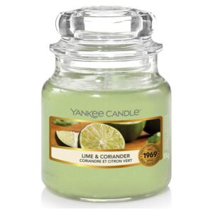 Yankee Candle - vonná svíčka Lime & Coriander (Limetka a koriandr) 104g (Perfektní svěží kombinace pro horké dny. Sladké šťavnaté limetky a zelené lístky koriandru prodchnou vzduch lehkou osvěžující vůní.)