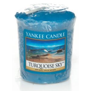 Yankee Candle - votivní svíčka Turquoise Sky 49g (Klidný slaný vzduch s vůní trávy pobřežních dun a pižma. Zažijte pocit volnosti pod zářivě modrou oblohou...)