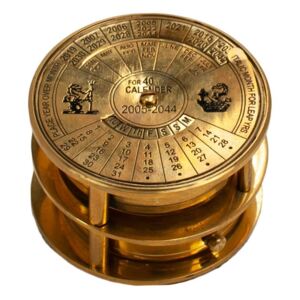 Dekorace kovový kalendář a kompasem a lupou - Ø7*4cm