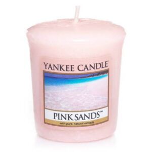 Yankee Candle - votivní svíčka Pink Sands (Růžové písky) 49g (Odplujte na exotický ostrov s překrásnou směsí svěžích a zářivých citrusů, sladkých květinových tónů a kořeněnou vanilkou. Osvěžující, jemná a žensky delikátní vůně.)