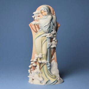 Goebel Váza/figurka reliéfní 27 cm, A. Mucha Zima 1900, matný dekor biskvit, porcelán, Goebel