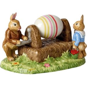 Villeroy & Boch Bunny Tales velikonoční dekorace, zajíčci malují vajíčko