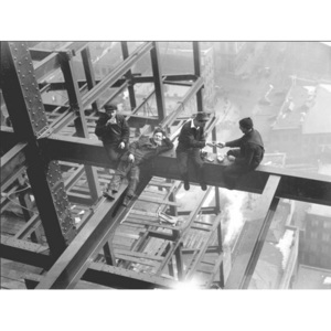 Obraz, Reprodukce - Workers eating lunch atop beam 1925, (80 x 60 cm)